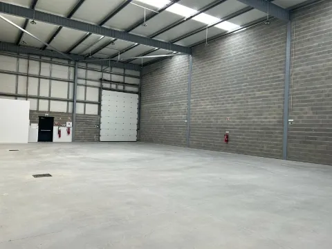 Armazém Aveiro, cacia, em zona industrial