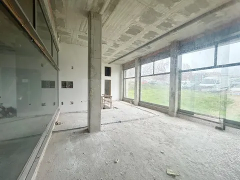 Loja Aveiro, junto à Av. Dr. Lourenço Peixinho