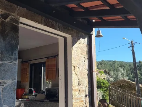 Moradia de pedra em Águeda, aldeia de Lourizela, vista serra