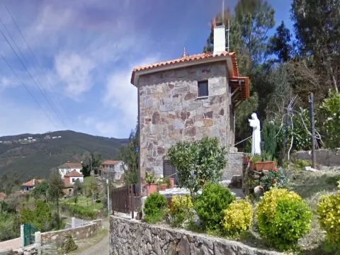Moradia de pedra em Águeda, aldeia de Lourizela, vista serra