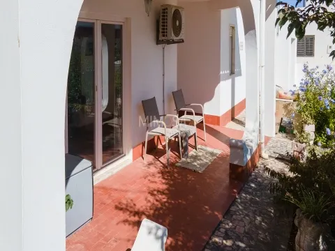 Moradia Independente com Jardim e Potencial para Piscina, Aljezur