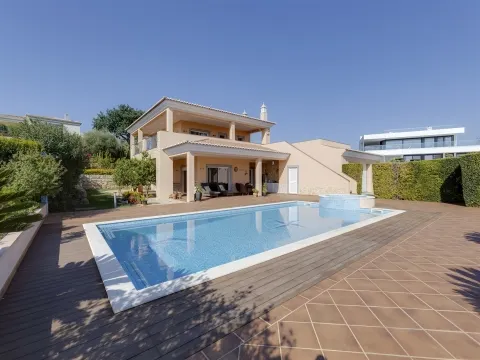 Moradia T4 com Piscina junto à praia de Porto de Mós, Lagos