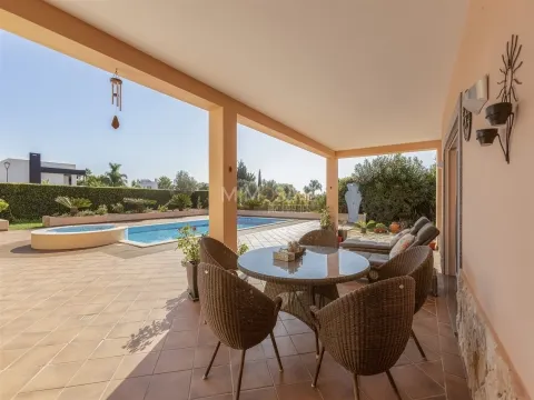 Moradia T4 com Piscina junto à praia de Porto de Mós, Lagos