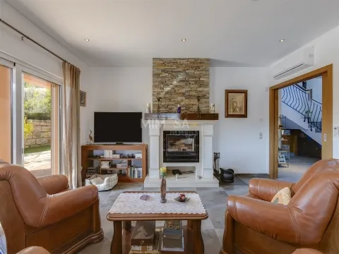 Moradia T4 com Piscina junto à praia de Porto de Mós, Lagos