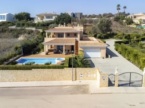 Moradia T4 com Piscina junto à praia de Porto de Mós, Lagos