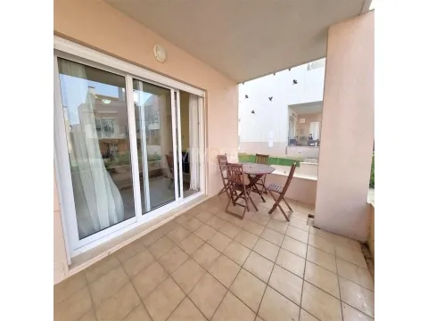 Apartamento T2 com Piscina e AL Ativa em Burgau – A 600m da Praia