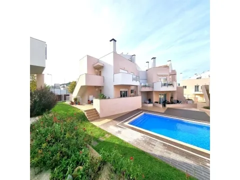 Apartamento T2 com Piscina e AL Ativa em Burgau – A 600m da Praia