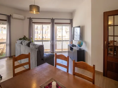 Apartamento T2 com varanda panorâmica e garagem em Lagos