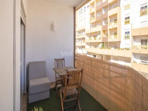 Apartamento T2 com varanda panorâmica e garagem em Lagos