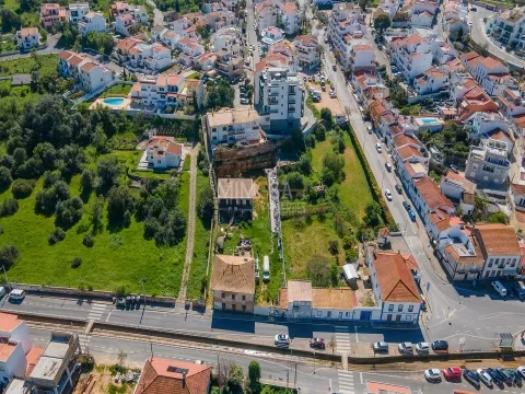 Progetto di riabilitazione nel cuore di Ferragudo con area ricreativa