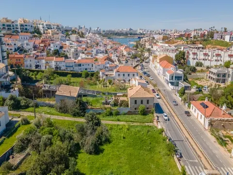 Progetto di riabilitazione nel cuore di Ferragudo con area ricreativa