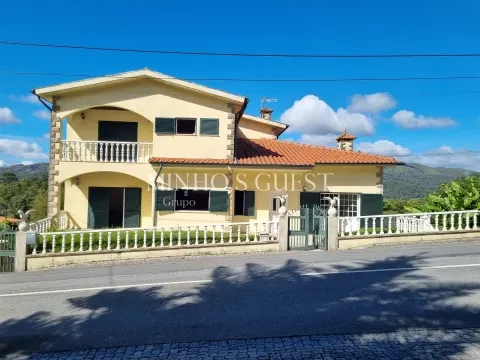 Moradia V3(250m2) c/ Piscina inserida em lote de 998m2 - Vila Verde, Braga