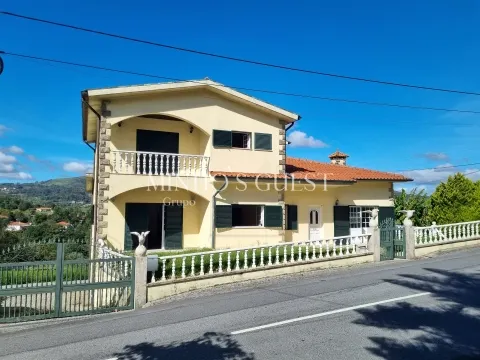 Moradia V3(250m2) c/ Piscina inserida em lote de 998m2 - Vila Verde, Braga