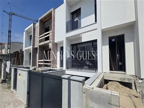 Exclusiva Moradia V3 c/ Suite, Closet e Jardim em Palmeira, Braga