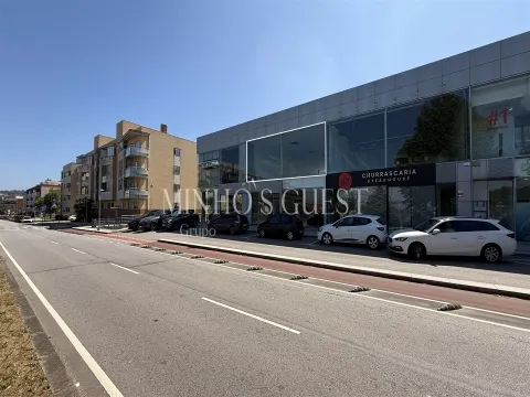 Loja / Escritório 1 Andar c/ duas frentes (200m2) - Lamaçães, Braga