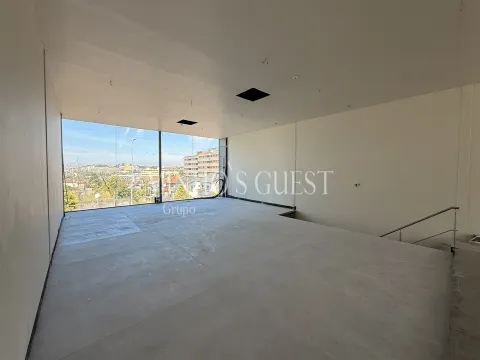 Loja / Escritório 1 Andar c/ duas frentes (200m2) - Lamaçães, Braga