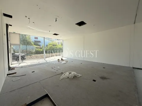 Loja / Escritório 1 Andar c/ duas frentes (200m2) - Lamaçães, Braga