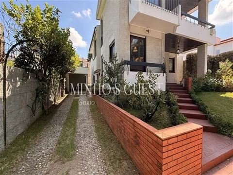 Moradia T4 + Escritório c/ Garagem (pronta habitar) - Braga Centro