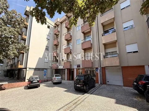 Apartamento T3 Mobilado e Equipado c/ lugar garagem – Braga Centro