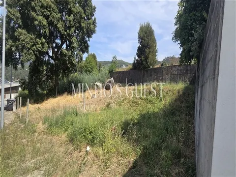Lote de Terreno (252m2) de Construção c/ Projeto p/ Moradia - S.Pedro DEste - Braga
