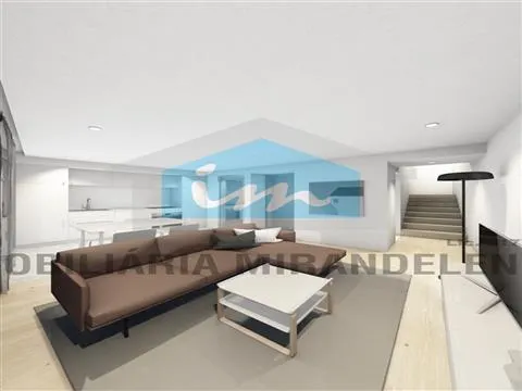 Edifício com projeto para 9 fogos (3 lojas comercias + 6 apartamentos), no centro de Mirandela