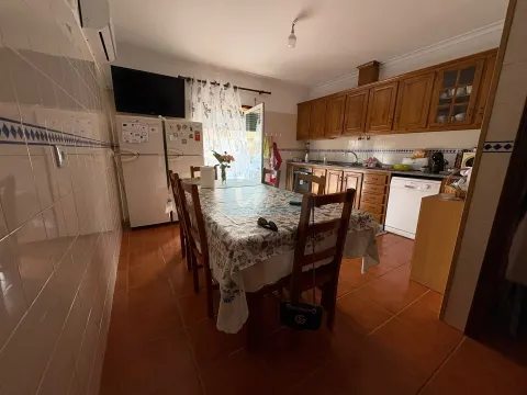 Apartamento T3 para venda com jardim e arrumos no sótão