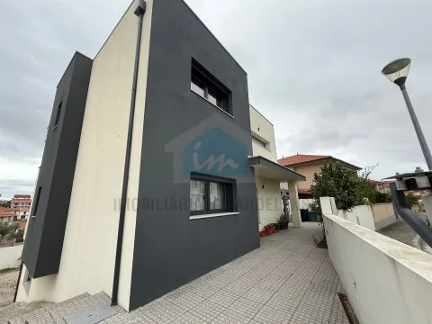 Moradia moderna T4 moderna localizada numa zona residencial e muito procurada de Mirandela