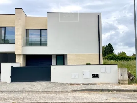 Moradia em Banda T4
