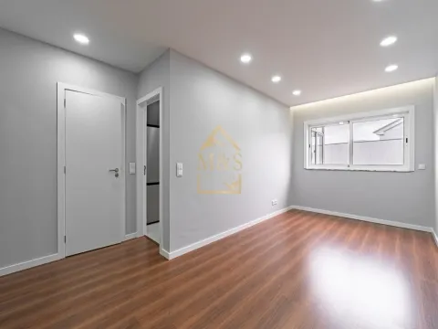 Apartamento T2, Remodelado, Jardim Privativo, Metro, Praça Velasquez, Porto