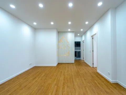 Apartamento T2, Remodelado, Garagem, Porto