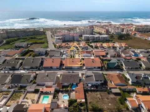 Moradia térrea, T3+1, terraço, sotão, garagem box 5 carros, 500MTS da  praia, Vila do Conde
