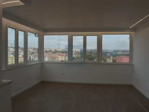 Apartamento T3 - PENTHOUSE em Sacavém