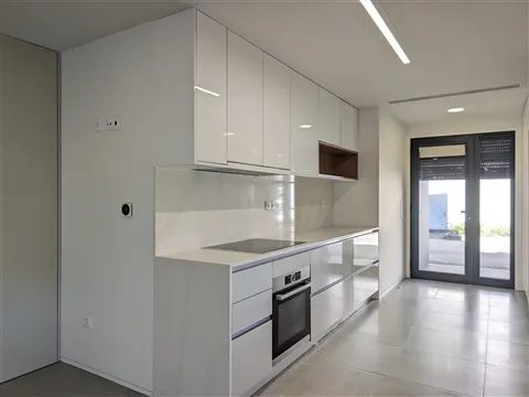 Moradia T4 de Luxo em Miramar - Condomínio Privado com Piscina, Ginásio e Jardim