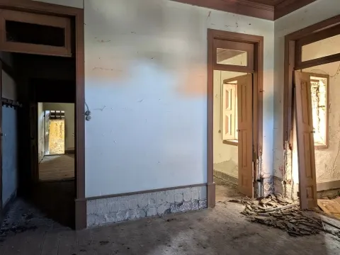 3-Bedroom House to Renovate in Mataduços – Esgueira