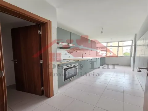 Apartamento T2 remodelado na Praça do Brasil