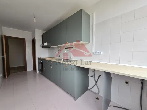 Apartamento T2 remodelado na Praça do Brasil