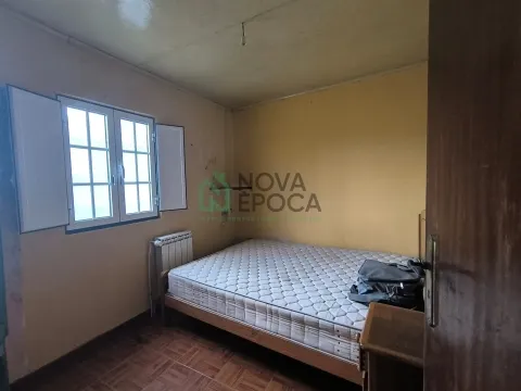 Moradia T4 para restauro, Quintiães, Barcelos