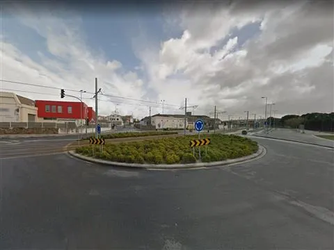 Loja comercial com 82 m2 com montra e boa visibilidade. Póvoa de Varzim | Nova Imobiliária