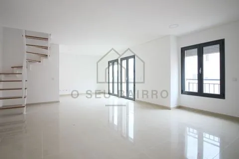 Apartamento T3 com sótão
