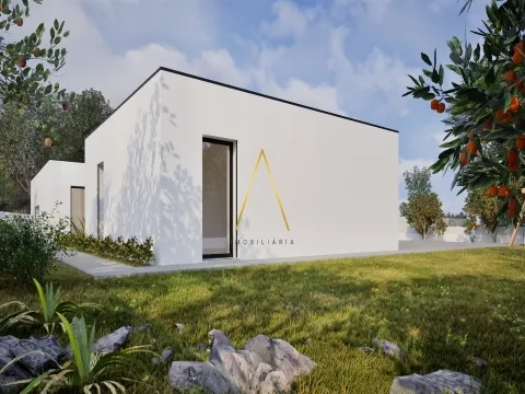 Moradia Isolada T4, inserida em 1352 m2 de terreno.