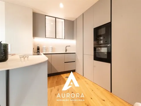 Apartamento T3 - 130m2 úteis - Garagem box - Varanda na sala (sul) 30m2