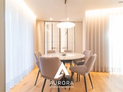 Apartamento T3 - 130m2 úteis - Garagem box - Varanda na sala (sul) 30m2