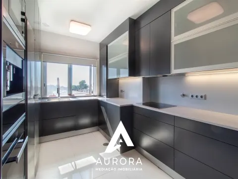 Apartamento T4 útlimo Piso Praia São Félix da Marinha como NOVO