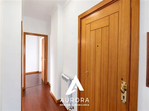 Apartamento T3 com 2 lugares de garagem e sótão 
