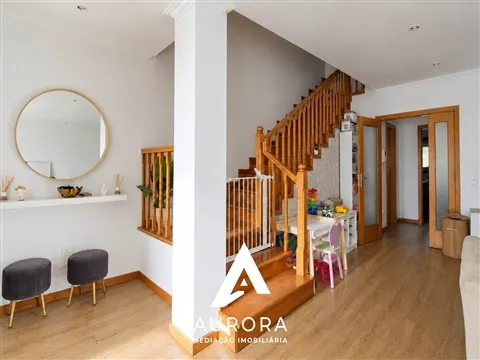 Moradia T3 em Lobão | Áreas amplas, terraço e garagem para três viaturas