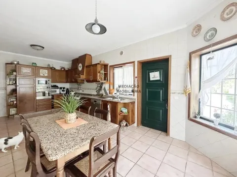 Moradia T4+1 com terreno à venda em OIã