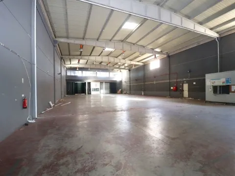 Venda de 2 armazéns em zona de industrial de Albufeira