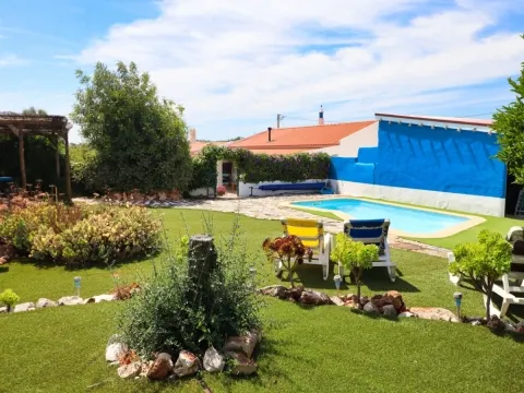 Moradia Independente com Estúdio e Piscina — Privacidade Total e Espaço Exterior Único