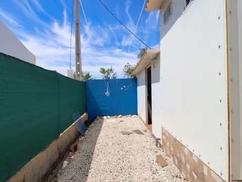 Moradia Independente com Estúdio e Piscina — Privacidade Total e Espaço Exterior Único