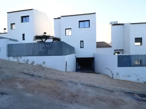 Moradia T3 Nova com Piscina Privada – Boliqueime